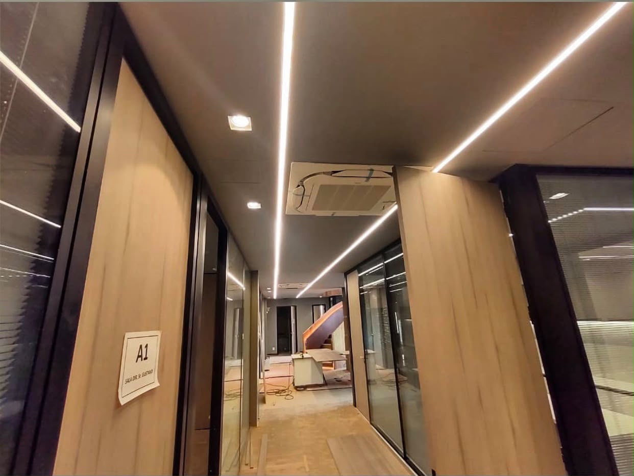 Corredor com Iluminação em Sanca - projeto executado pela TS Elétrica