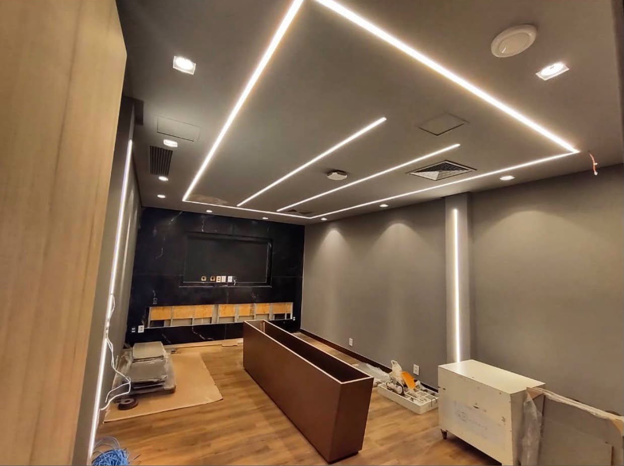 Sala Multimídia com Iluminação Cênica - projeto executado pela TS Elétrica